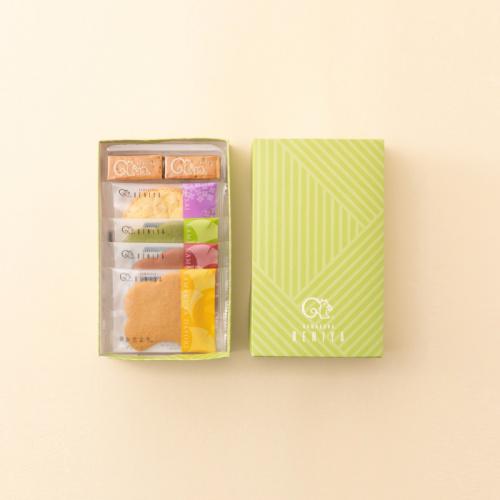 若草色の箱に数種類の和菓子を詰め合わせた「鎌倉紅谷」の「詰合せ01」