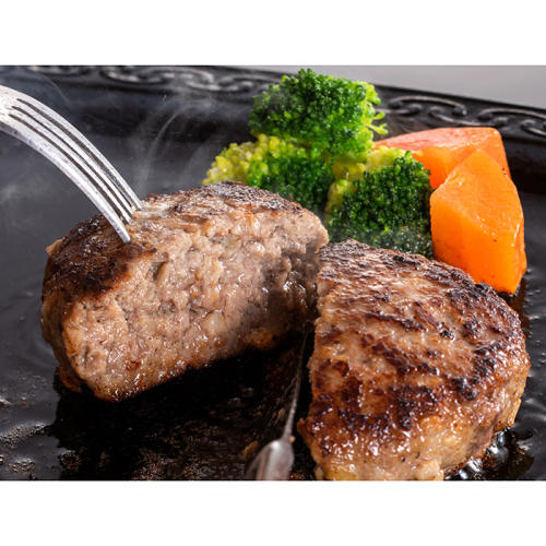 「松阪まるよし」の「松阪牛焼ハンバーグ」を半分にカットした様子