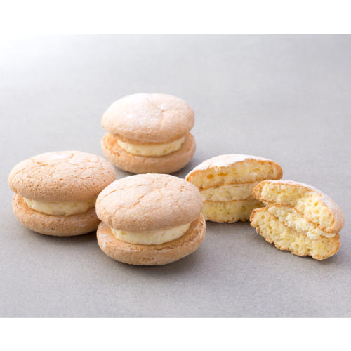 チーズクリームをサンドしたブッセ