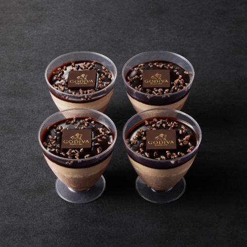 黒色を背景に、透明のカップに入ったチョコレートアイスケーキが4つ並んでいる。
