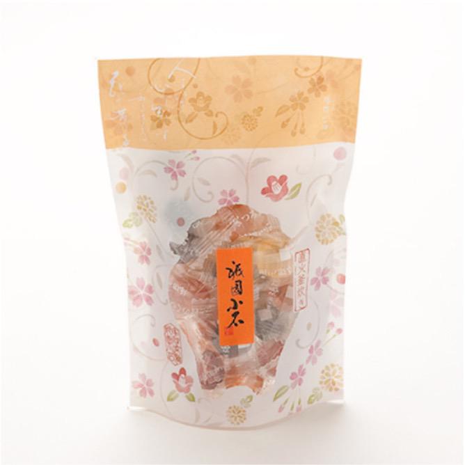 淡いオレンジと白のスタンドパックに入った個包装の飴玉