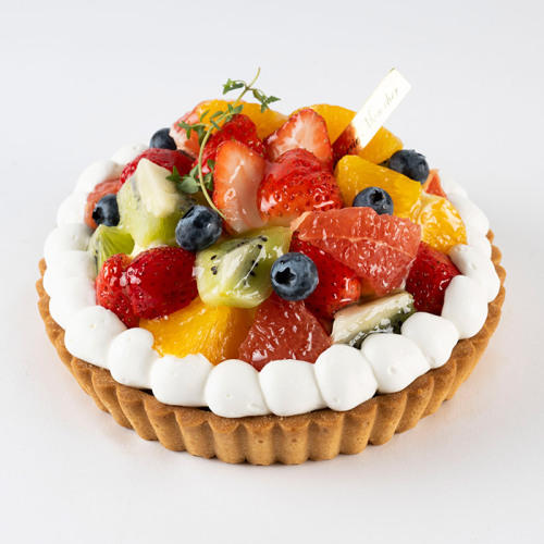 フルーツがたくさんのったホールサイズのタルトケーキ。