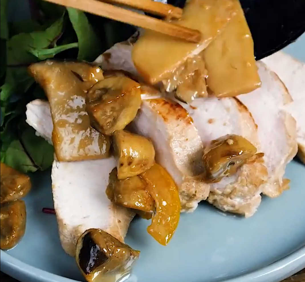 水色の器にグリーンサラダときのこが乗った鶏むね肉のオイル漬けが盛ってある