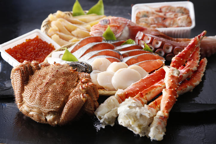かにや鮭、ほたて、いくらなど、さまざまな海鮮が並んでいる