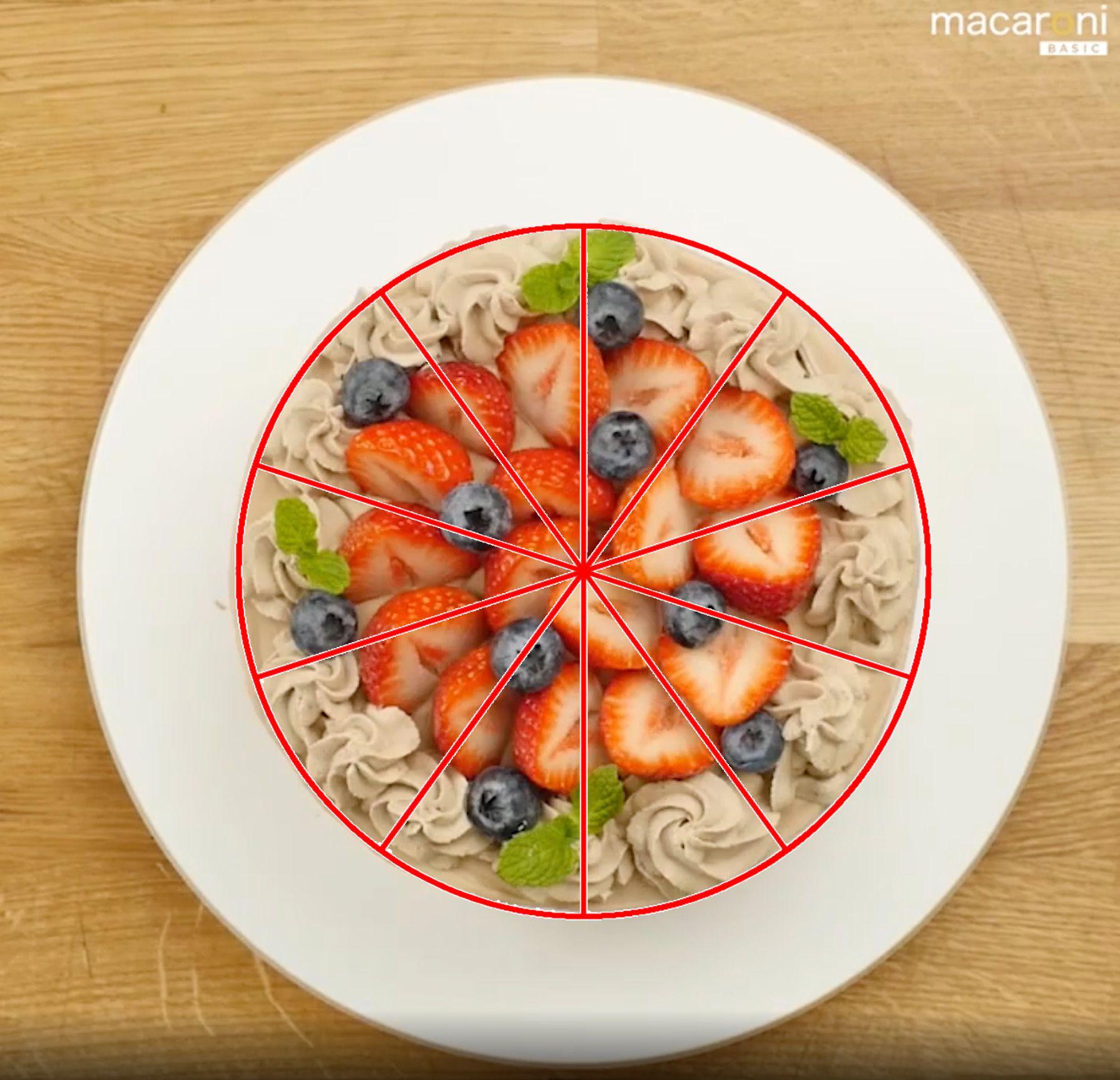 木製のテーブルにおかれたグレーの丸皿の上のチョコレートケーキに10等分の目標が入っている画像
