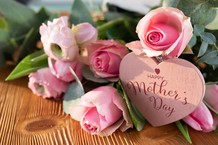 ピンクの花束とハート型の母親の日カード
