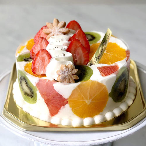 フルーツと生クリームのホールサイズのケーキ。