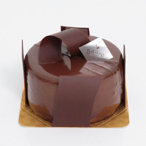 「ショコラトリ・パティスリ　ソリリテ」のチョコレートケーキ