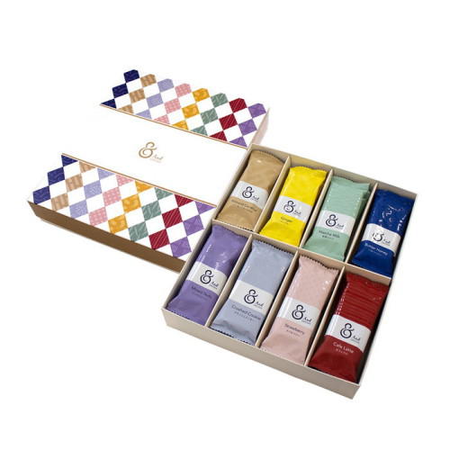 和柄のギフト箱に入れられたモダンなおこしの詰め合わせ