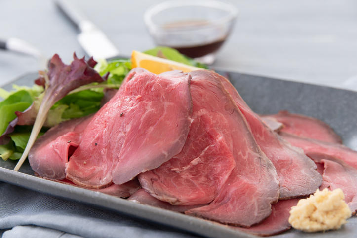 スライスしたローストビーフが黒色の皿に盛られている。
