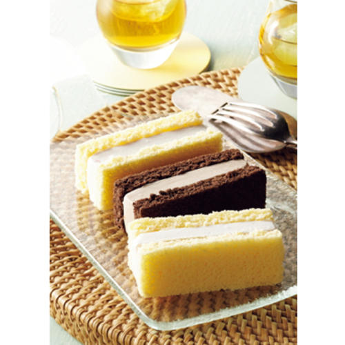 スポンジケーキにアイスを挟んだお菓子が3つお皿に並べられている。