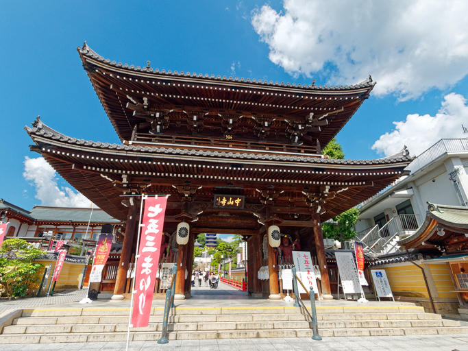 七五三まつりの旗が立てられた中山寺の正門