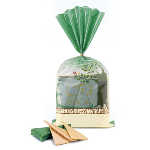 緑色のパッケージでラッピングされたお菓子。