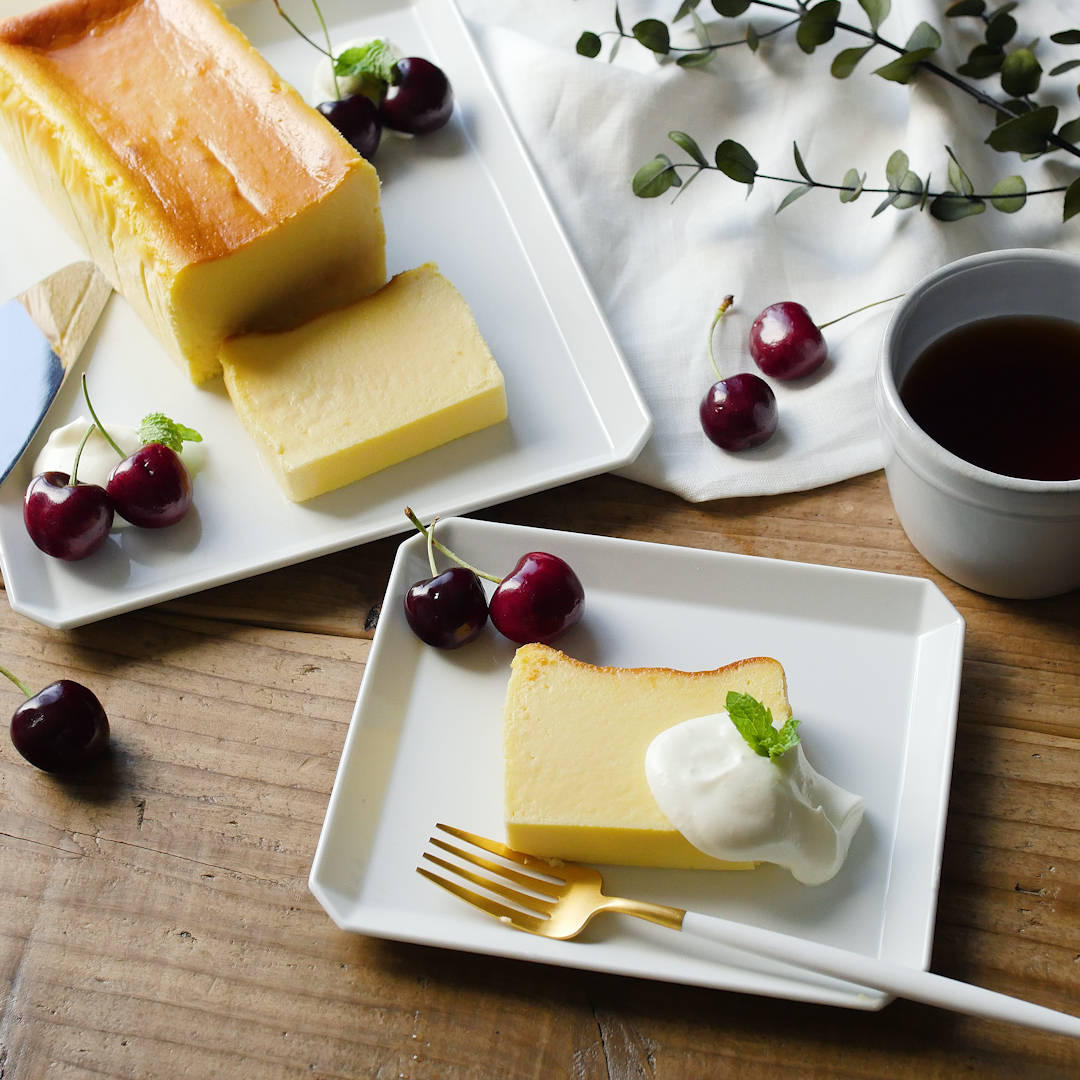 さくらんぼが添えられたチーズテリーヌ