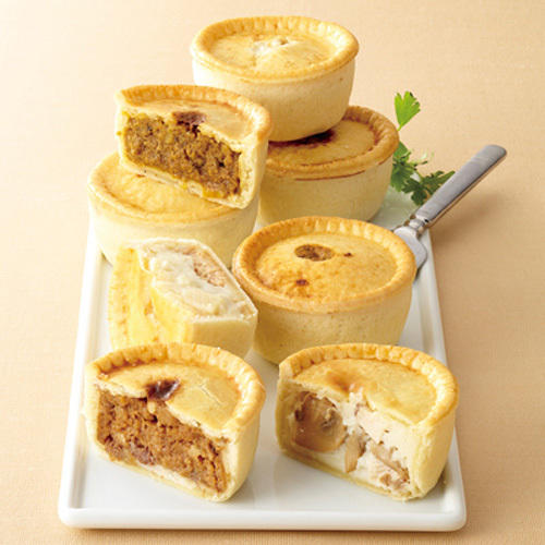 白色の皿にミートバイが6個のっている。