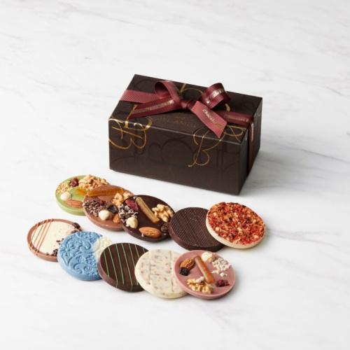 リボンが付いたギフトボックスと、「ベルアメール」の「パレショコラ 」10枚