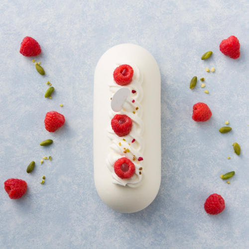 フランボワーズでデコレーションされたアンドケーキの筒状のケーキ