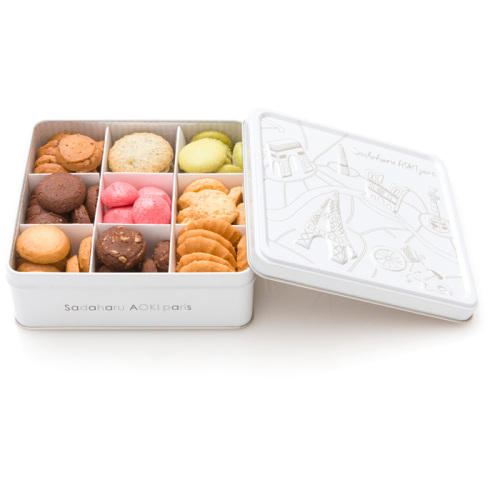 パリの街並みがデザインされた白い缶に、9種類のクッキーが詰め合わせになっている