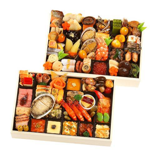 あわびやえびなど豪華な食材を使った二段重のおせち。