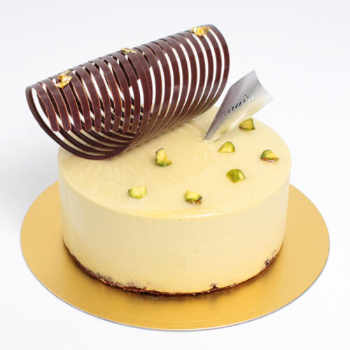 ゴールドの皿にのったパティスリー ショコラトリー オーディネールの「ピスターシュ」