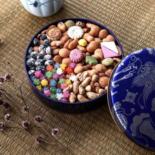 青い缶の中にたくさんのお菓子が詰まっている