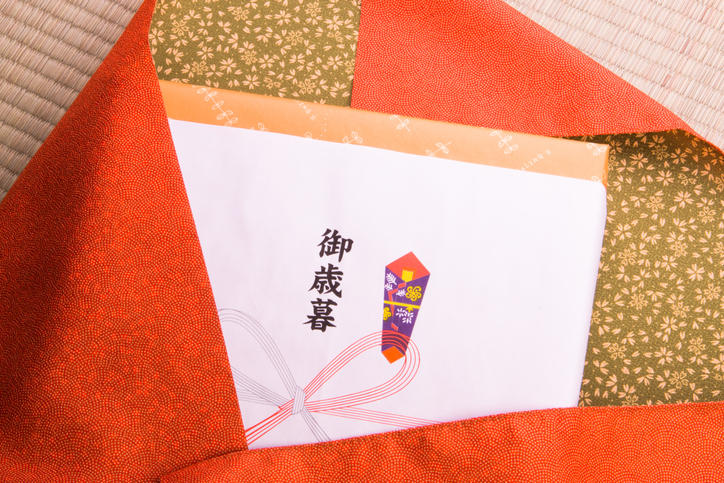 赤い風呂敷に包まれた「御歳暮」と書かれた白い箱