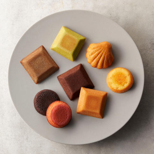 白い皿にのせられたブールミッシュのフィナンシェなどの焼き菓子8種類
