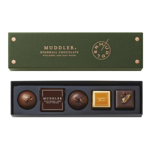 5粒のチョコレート詰め合わせと、緑色のボックスが並んでいる。
