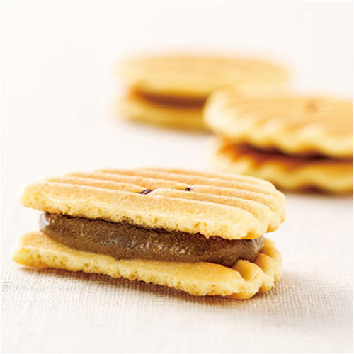 和風クッキーにほうじ茶クリームがサンドされた太「姫千寿せんべい」