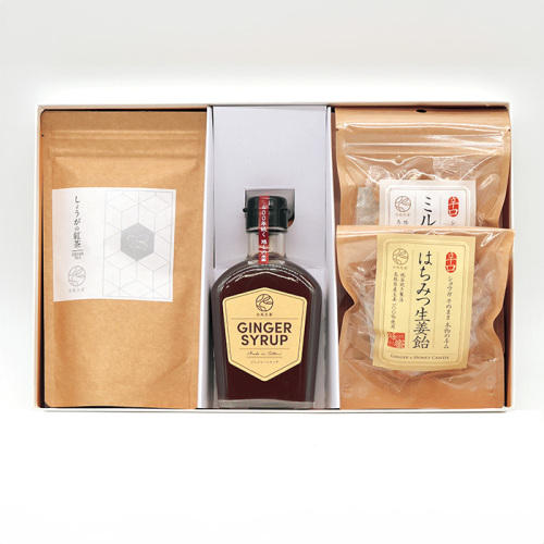 白いギフトボックスに「ジンジャーシロップ」「はちみつ生姜飴」「ミルク生姜飴」「しょうがの紅茶」が詰め合わせになっている様子