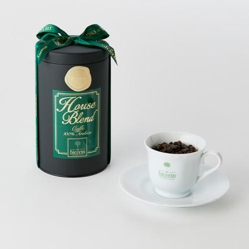 コーヒー豆が入ったコーヒーカップと化粧箱