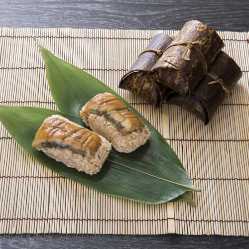 笹の葉っぱにのった近江今津 西友の「うなぎ飯蒸し」