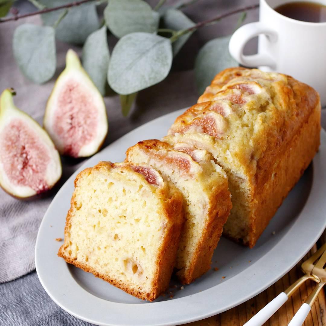 カッとされたいちじくのパウンドケーキが器に置かれている