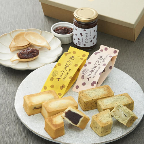 つぶあん、おさじパイ、あんビスキュイが器などに置かれている