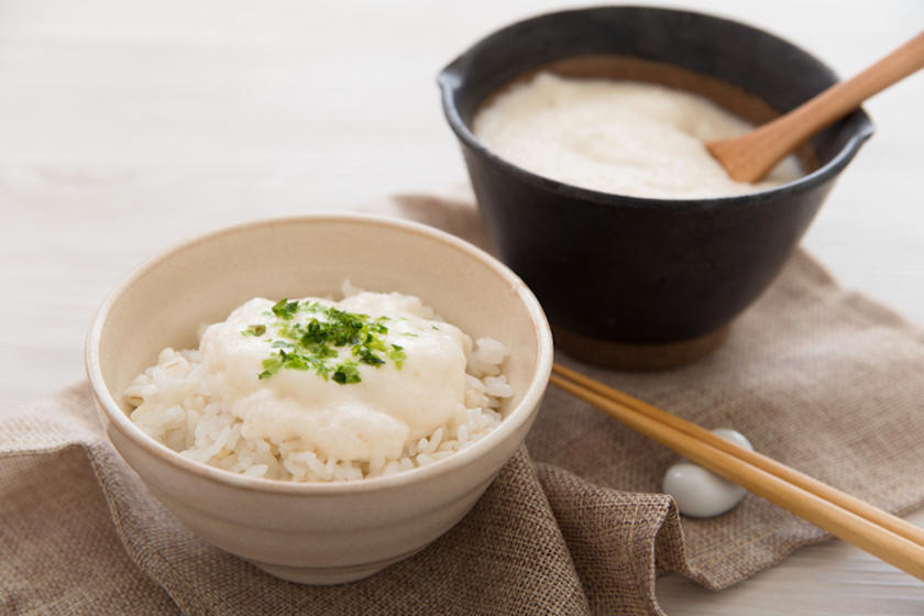 テーブルにとろろご飯と、すったとろろが入った鉢が置かれている。