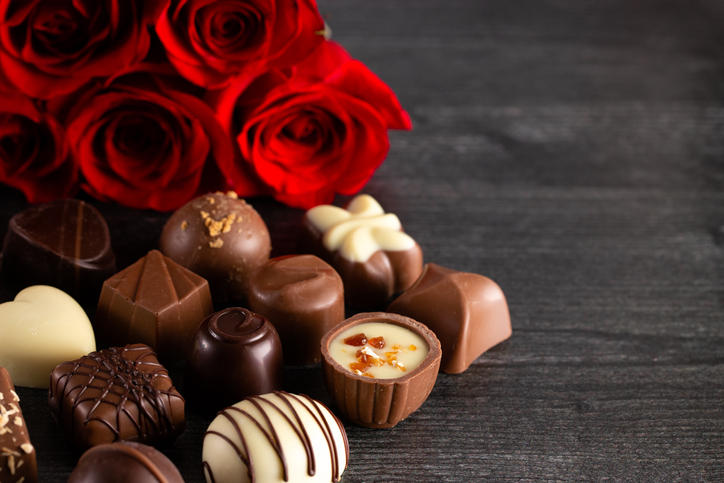 固形チョコレートの粒が複数と、バラの飾り