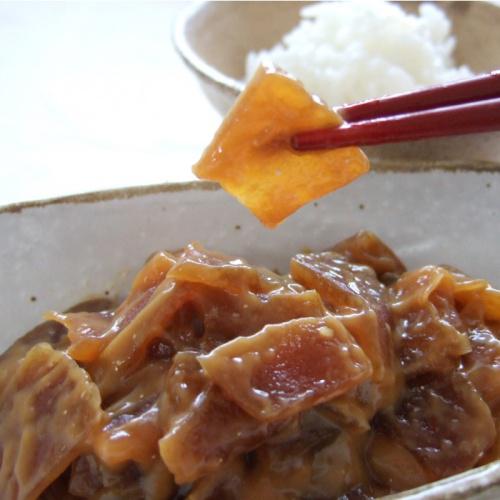 刻んだうりの奈良漬を箸でつかんでいるところ。