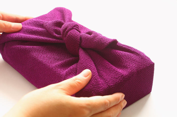 紫の布で包まれたギフト