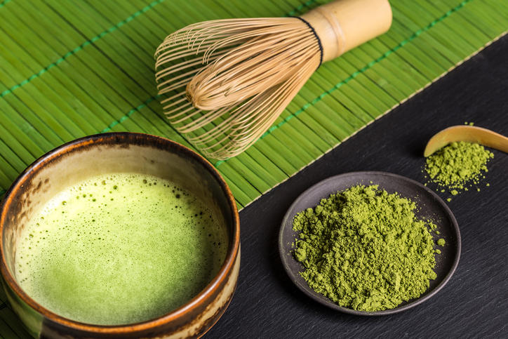 茶器に入れられた抹茶と粉の抹茶と茶筅