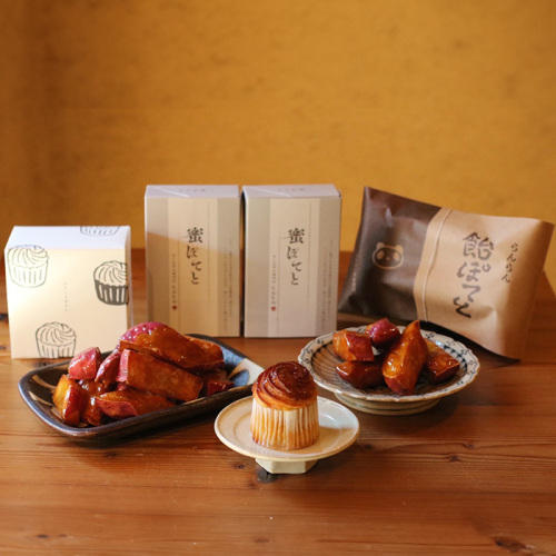 芋を原材料としたスイーツが3種類、箱とともに並んでいる