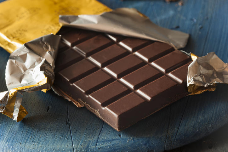 銀紙から剥がしたダークチョコレート