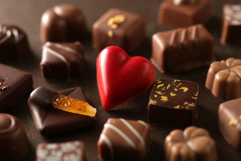 赤いハート型のチョコが中央に置かれ、周りにチョコが並べられている。