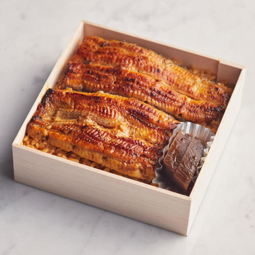 木のお弁当箱に、うなぎの蒲焼き・たれごはん・奈良漬けが詰め合わせになっている