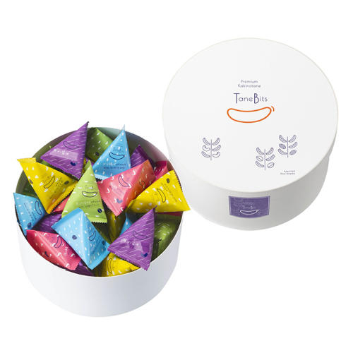 丸形のギフトボックスに入れられた色とりどりの柿の種のアソート