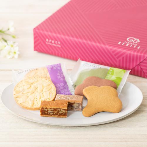 谷戸めぐりのパッケージ中身が器に並んでいる