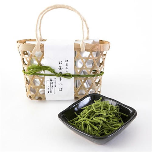 竹籠にはいった商品の手前に器にもられた抹茶色の塩昆布