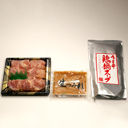 鶏肉の切り身・生つみれ・鍋用スープが、それぞれパック詰めにされた状態で並べられている