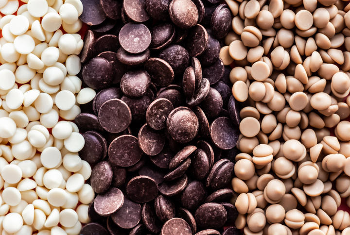 味の種類が異なるクーベルチュールチョコレートが敷き詰められている