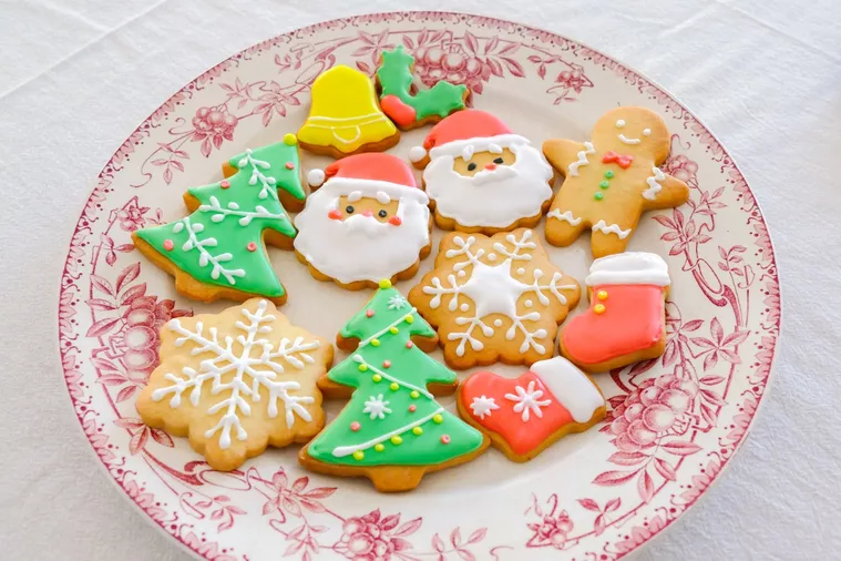 ピンクの皿にのったクリスマスモチーフのアイシングクッキー