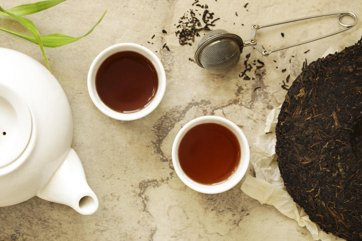 ふたつの白いマグカップに紅茶が注がれている